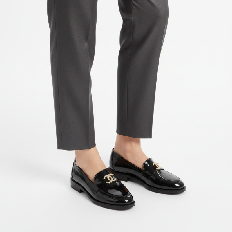 Mocassins cuir verni noir boucle dorée - vue portée aux pieds