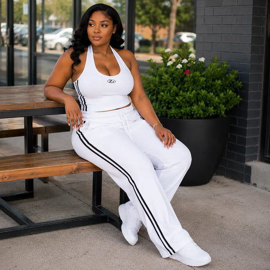 Ensemble sport blanc bandes noires – assise sur banc extérieur