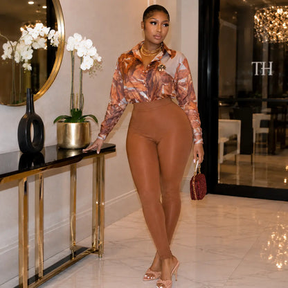 Ensemble chic chemise satinée et legging caramel – pose élégante intérieure