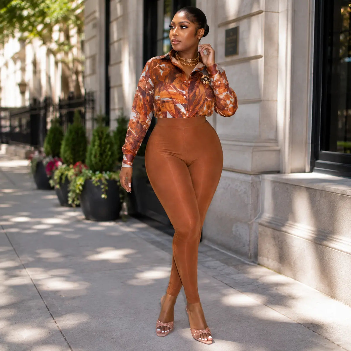 Ensemble chic chemise satinée et legging caramel – look extérieur urbain
