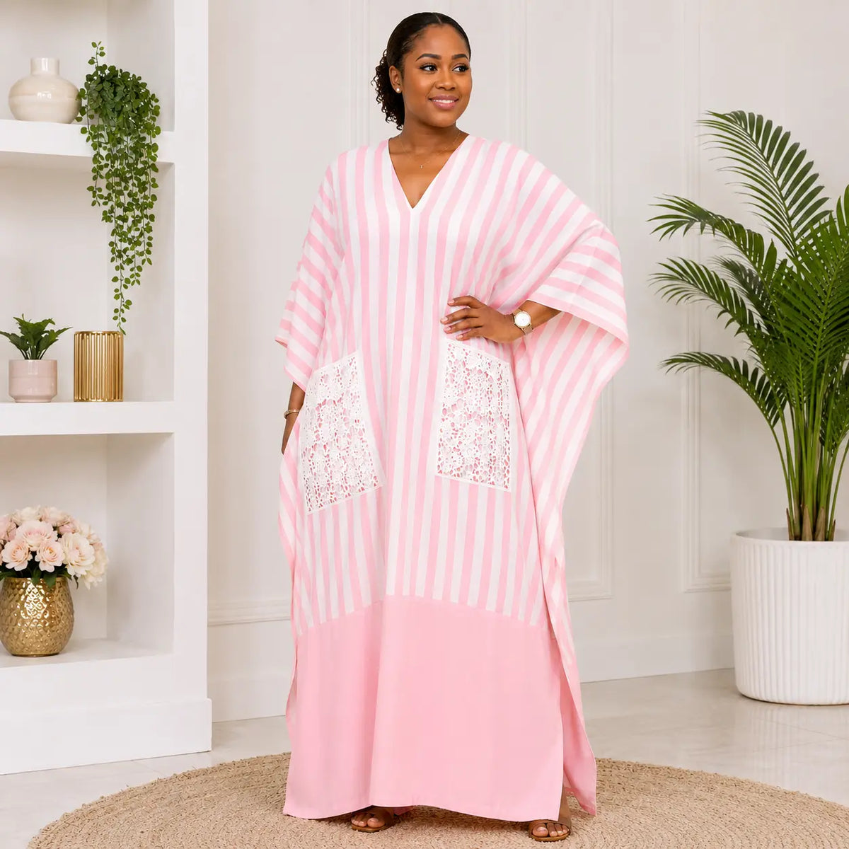 Boubou kaftan rayé rose pastel – vue de face, modèle grande taille