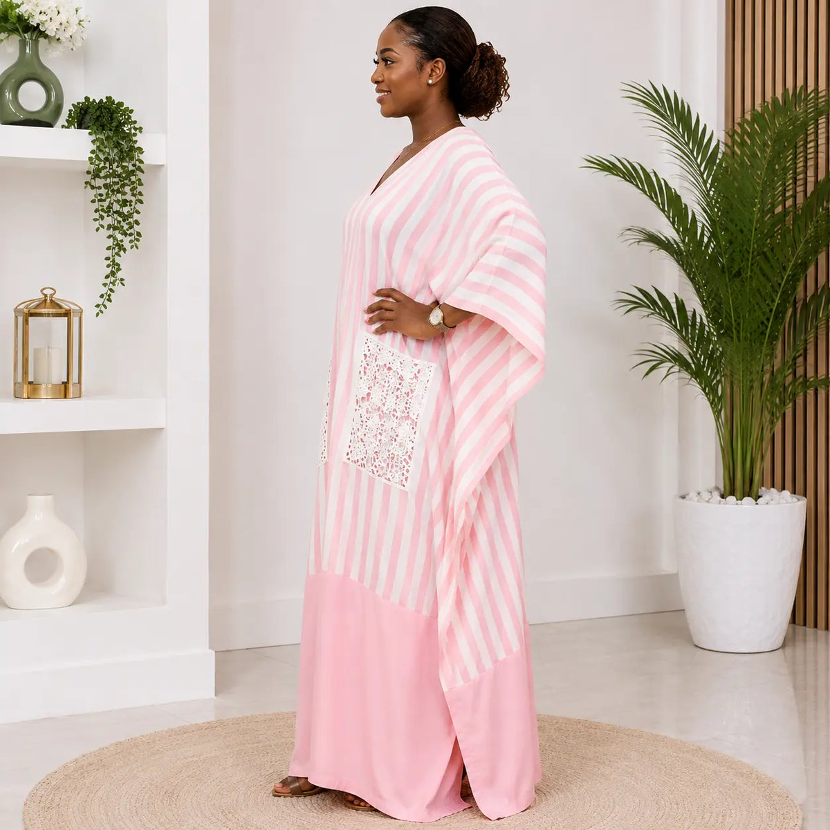 Boubou kaftan rayé rose pastel – vue de profil gauche