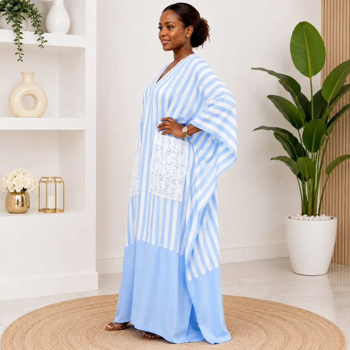 Boubou kaftan rayé bleu ciel – vue de profil gauche