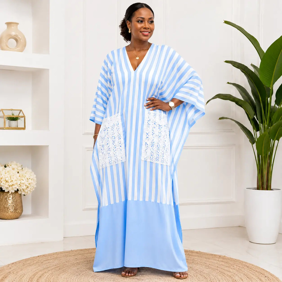 Boubou kaftan rayé bleu ciel – vue de face, modèle grande taille