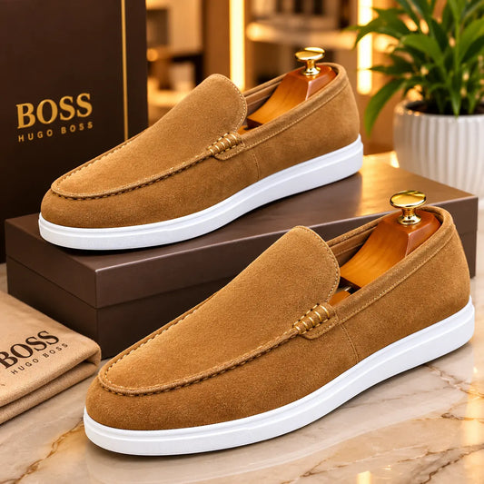 Loafer suède camel semelle blanche - vue lifestyle fond marbre