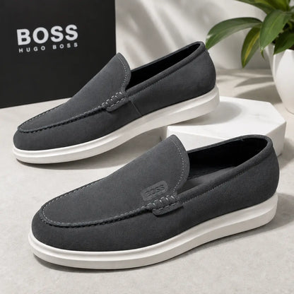 Loafer suède gris ardoise semelle blanche - vue lifestyle fond blanc