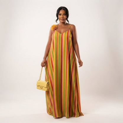 Robe longue rayée multicolore avec fleur épaule – photo originale