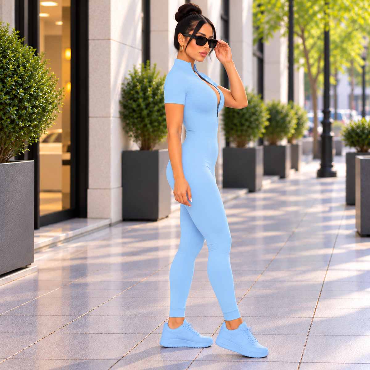 Combinaison femme bleu clair à manches courtes – vue de côté