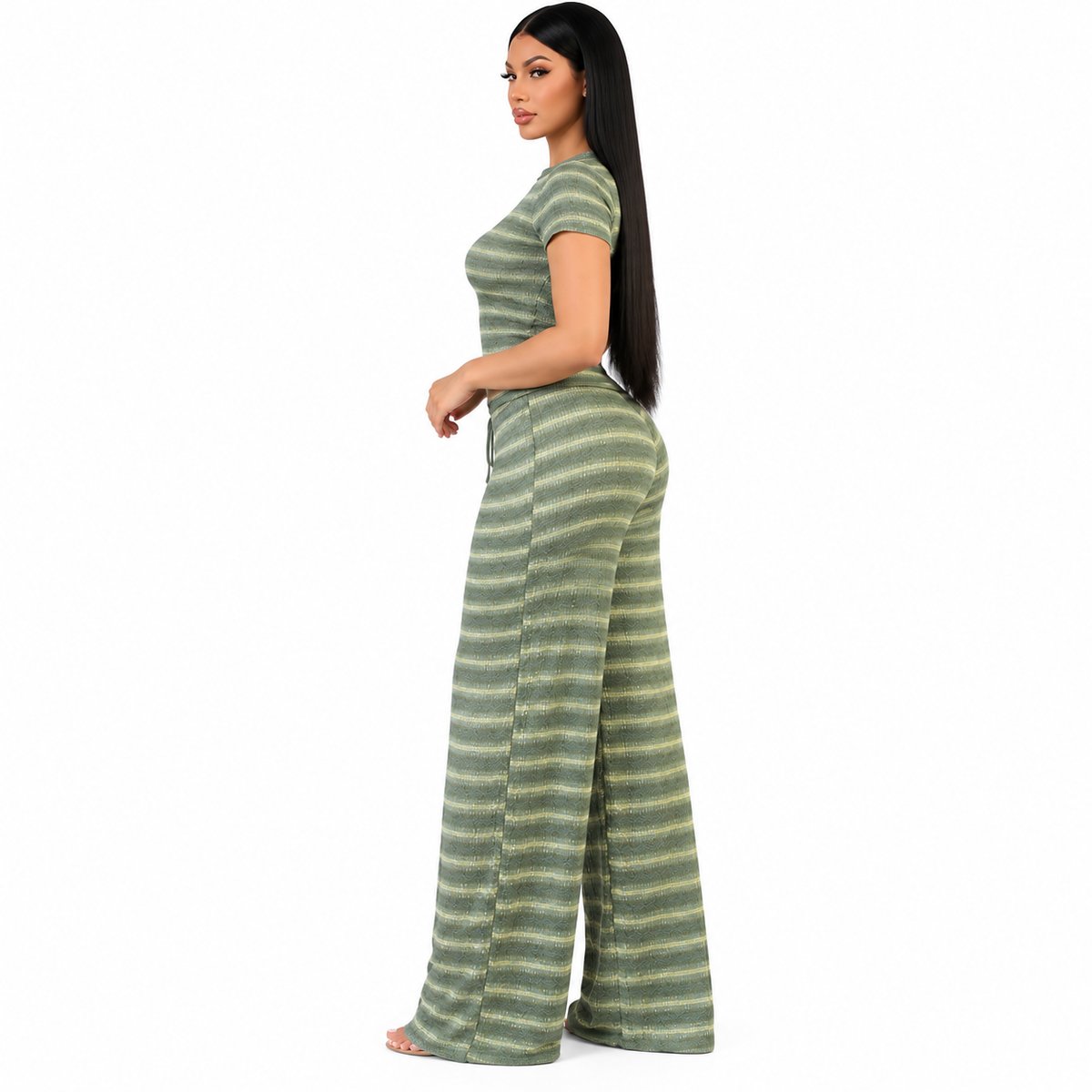Ensemble 2 pièces femme vert olive et crème, haut manches courtes et pantalon large — vue de côté.