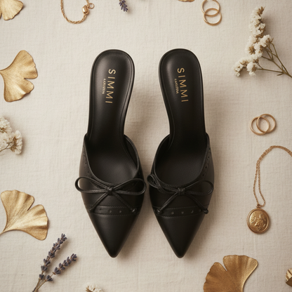 Mules talon aiguille cuir noir nœud - flat lay éditorial
