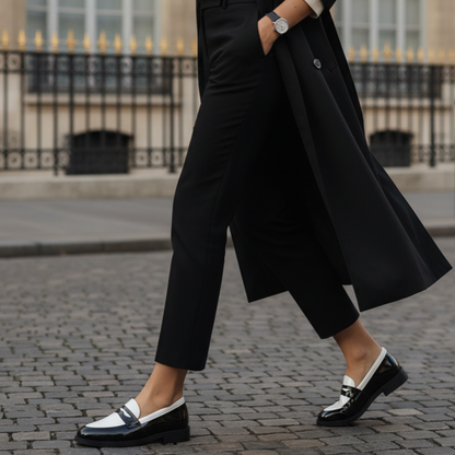 Mocassins bicolores cuir verni noir et blanc - editorial porté